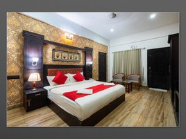 Premium bedding, in-room safe, desk, blackout drapes