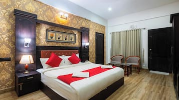 Ropa de cama de alta calidad y caja de seguridad en la habitación