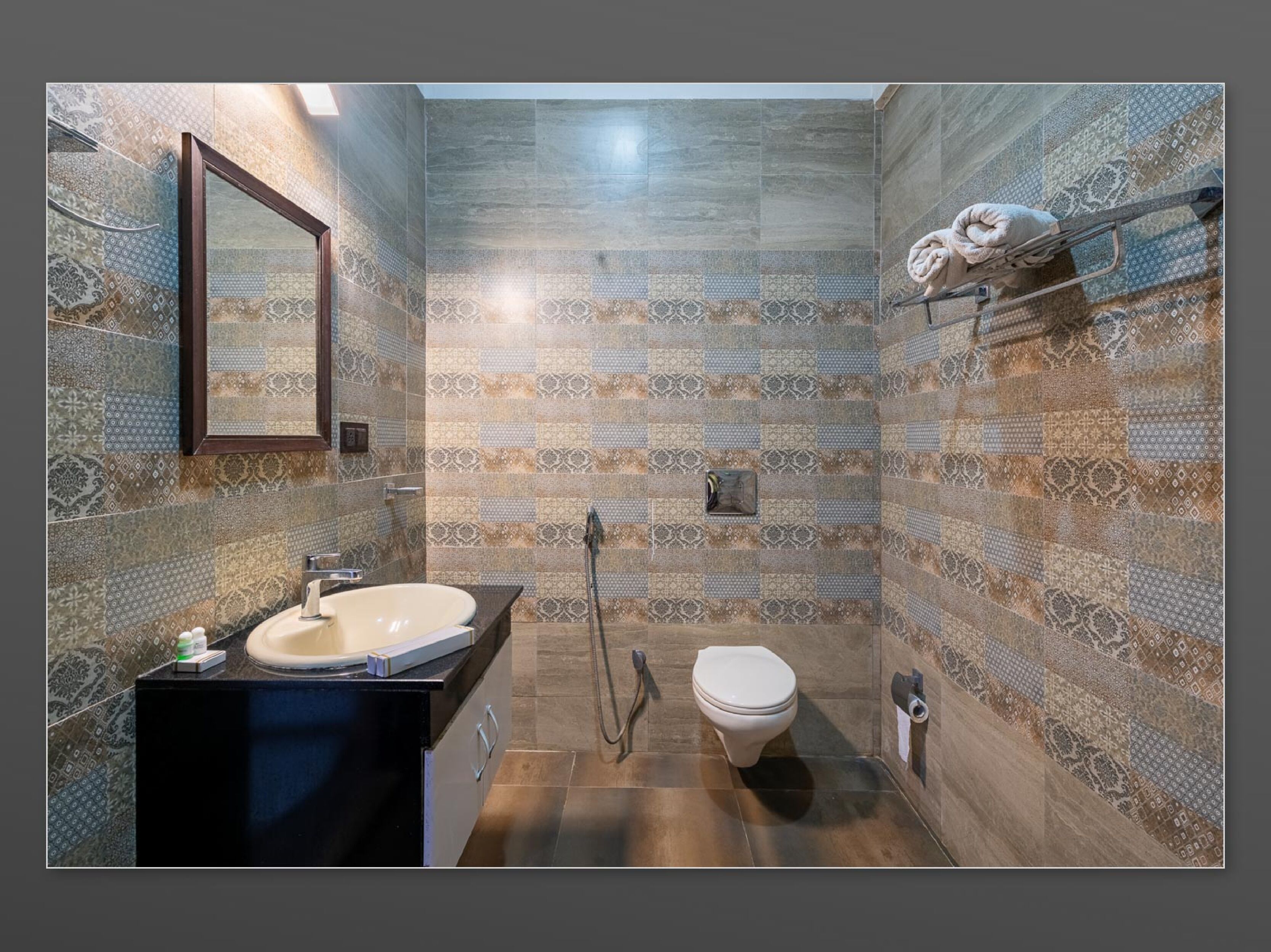 Shower, rainfall showerhead, free toiletries, slippers