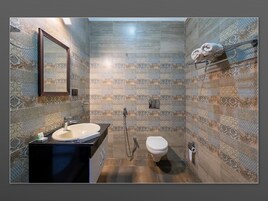 Shower, rainfall showerhead, free toiletries, slippers