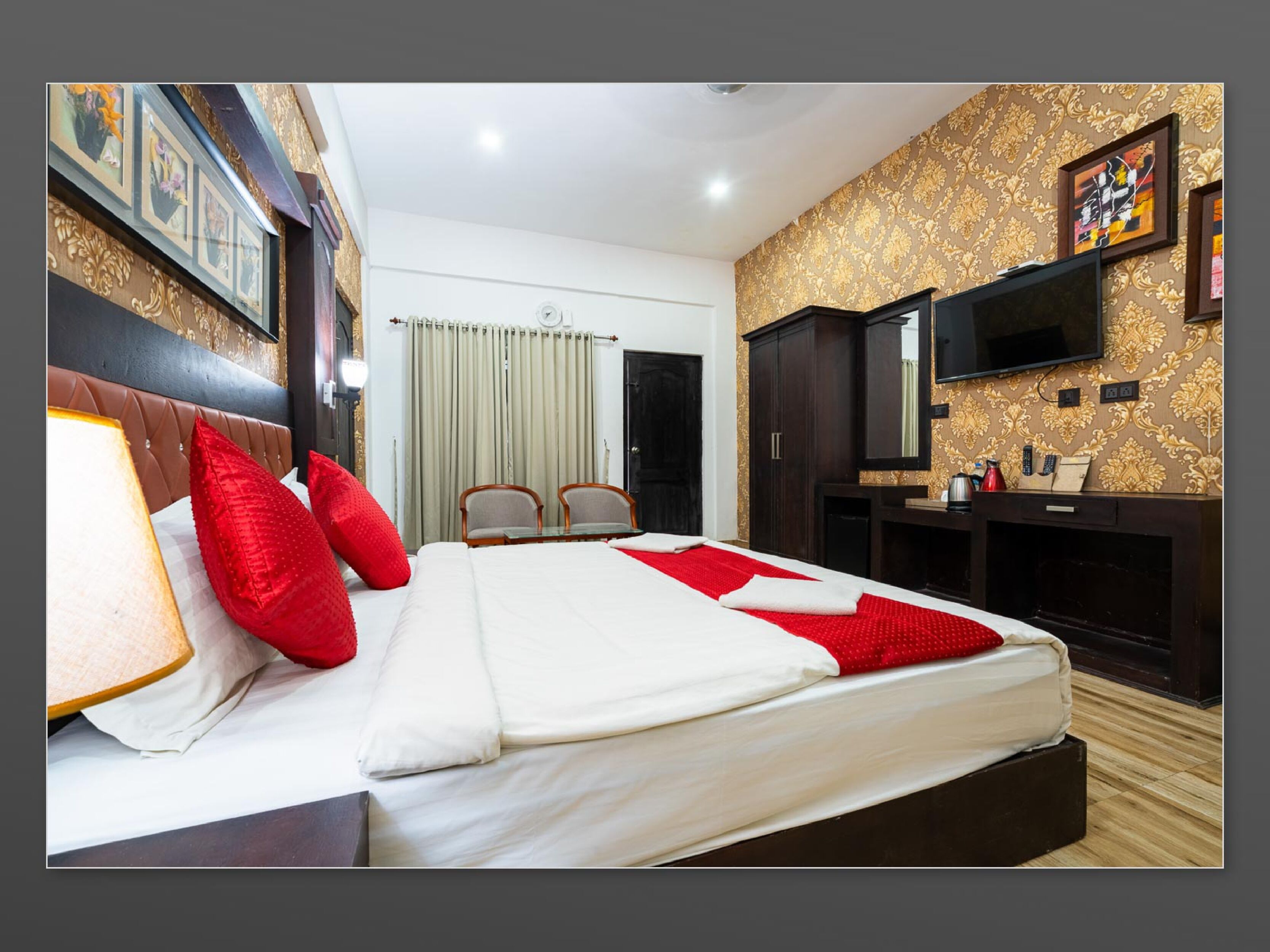 Premium bedding, in-room safe, desk, blackout drapes