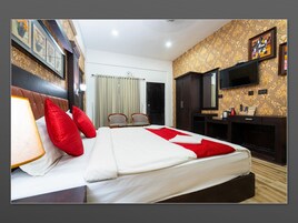 Premium bedding, in-room safe, desk, blackout drapes