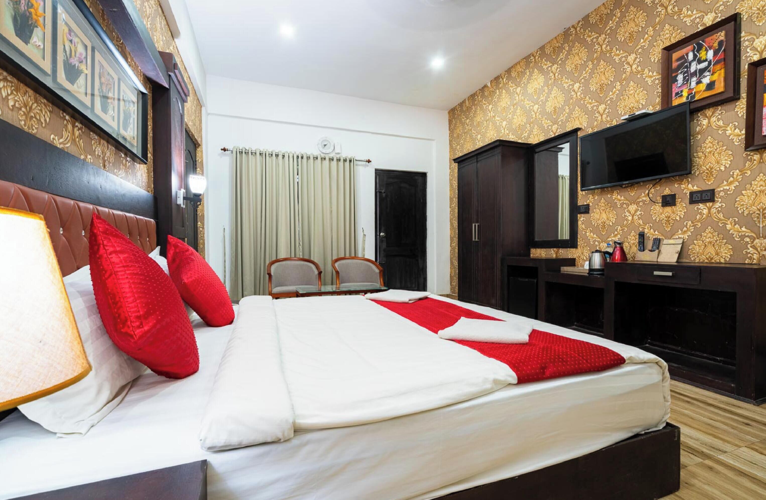 أغطية فراش متميزة وخزنة داخل الغرفة ومكتب وستائر تعتيم