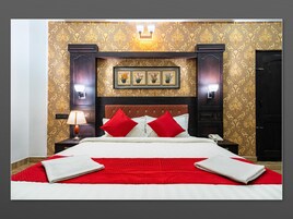 Premium bedding, in-room safe, desk, blackout drapes