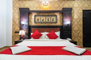 Ropa de cama de alta calidad y caja de seguridad en la habitación 