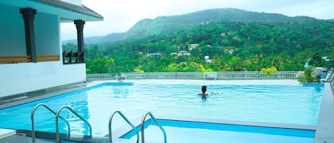 Una piscina al aire libre