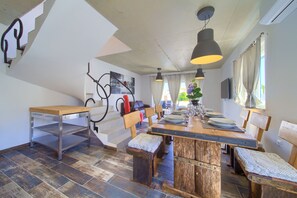 Refrigerador con freezer, horno, placa de cocina, lavavajillas