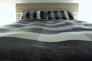 2 habitaciones, tabla de planchar con plancha, wifi y ropa de cama