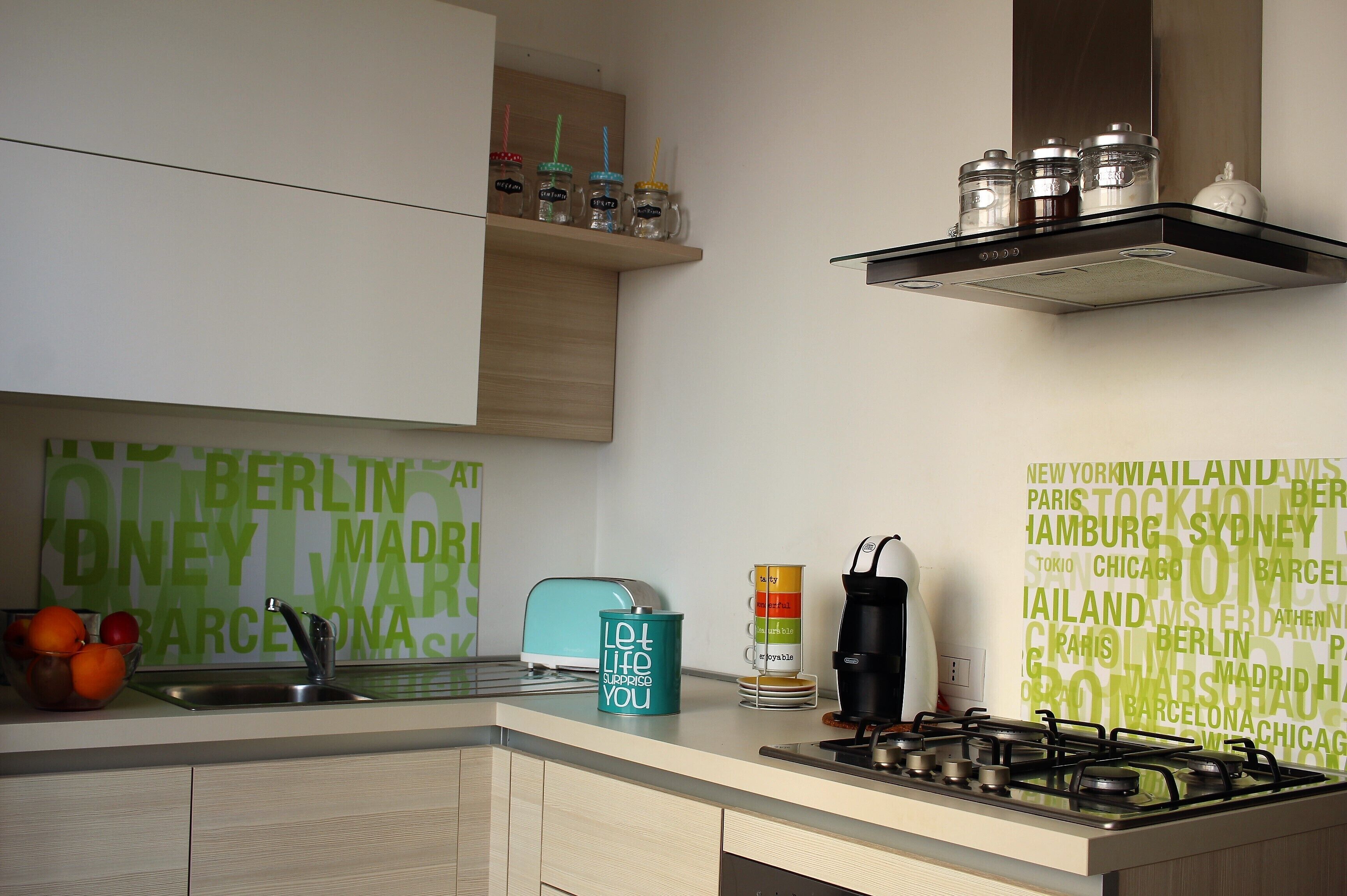 Frigorifero, microonde, forno, piano cottura