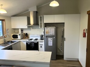 Refrigerador, microondas, horno, placa de cocina