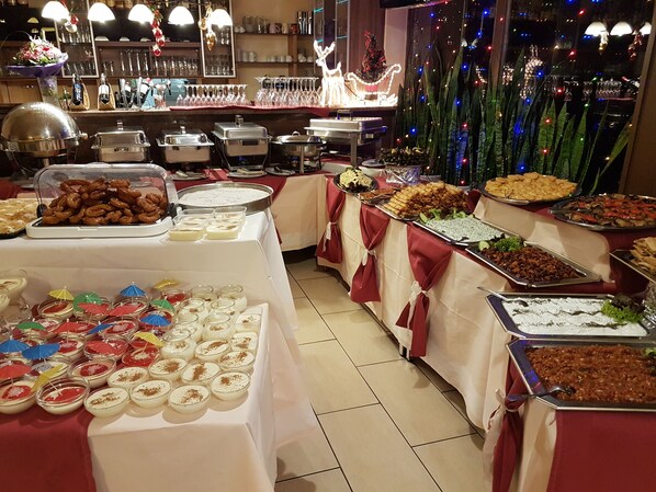 Daily buffet breakfast (EUR 7.90 per person)
