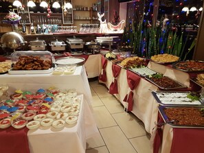 Tägliches Frühstücksbuffet (7.90 EUR pro Person)
