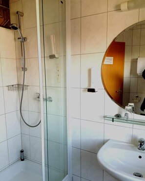 Deep soaking tub, hair dryer, slippers, towels - Legend (Biebesheim am Rhein)