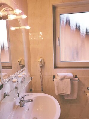 深めの浴槽、ヘアドライヤー、ス��リッパ、タオル