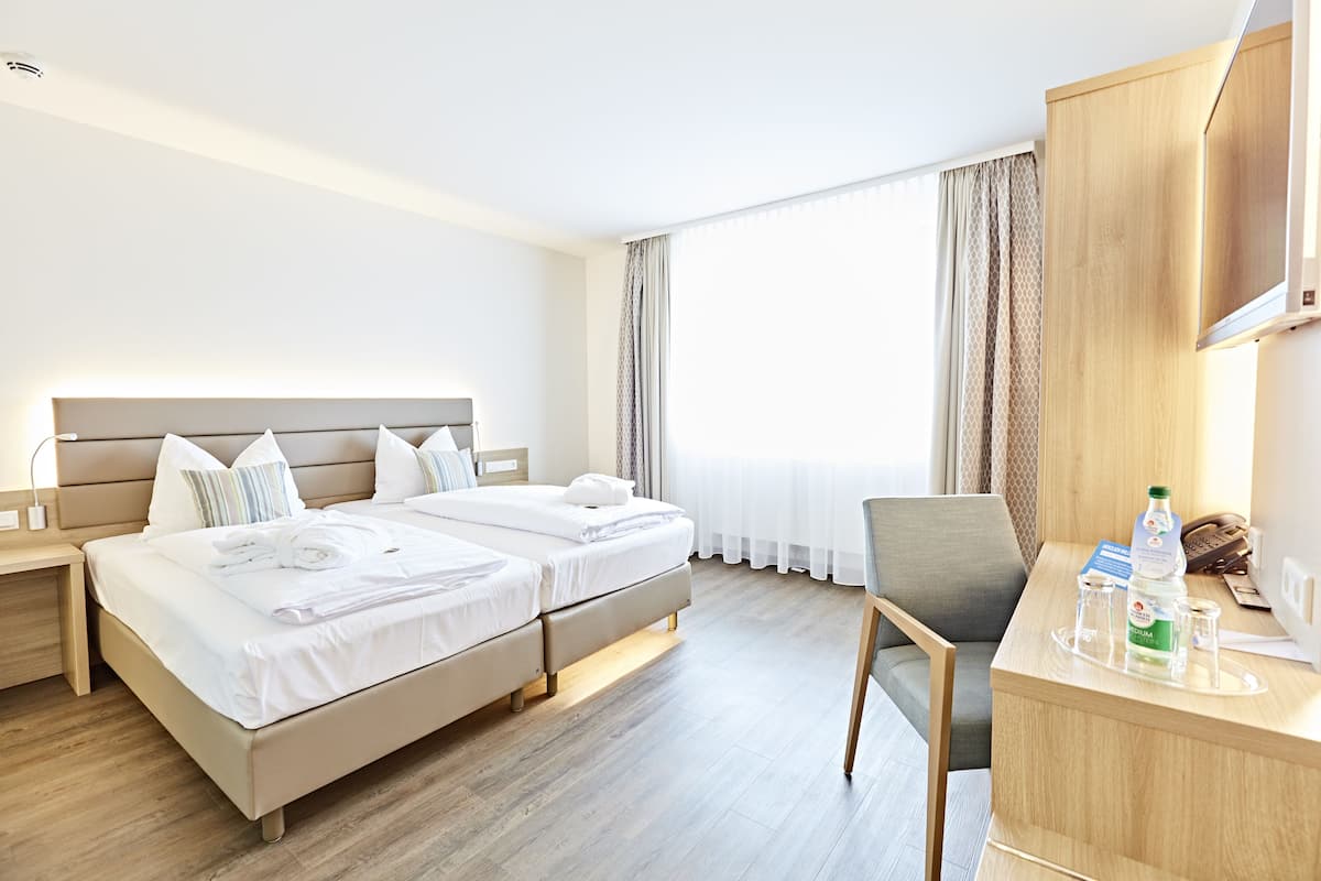 Hypoallergeen beddengoed, een kluis op de kamer, een bureau