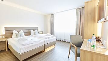 Hypo-allergenic bedding, in-room safe, desk, blackout curtains