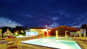 4 piscines couvertes, 4 piscines extérieures, parasols de plage