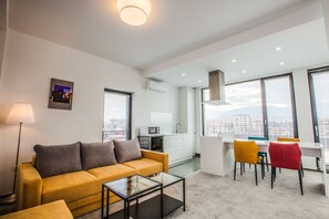 Deluxe Apartment, Terrace, Mountain View (3rd Floor) | Living room | Flat-screen TV - 22 Residence (Brasov)