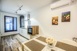 スタンダード アパートメント バルコニー (Ground Floor) | 客室内のダイニングエリア