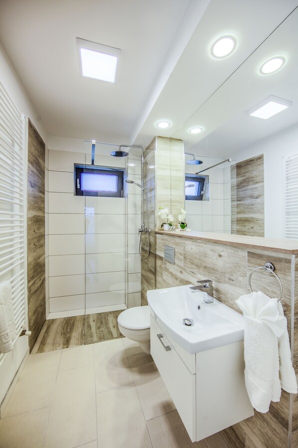 Standard Apartment, Balcony (Ground Floor) | Bathroom | Deep-soaking bathtub, free toiletries, hair dryer, slippers - 22 Residence (Brasov)
