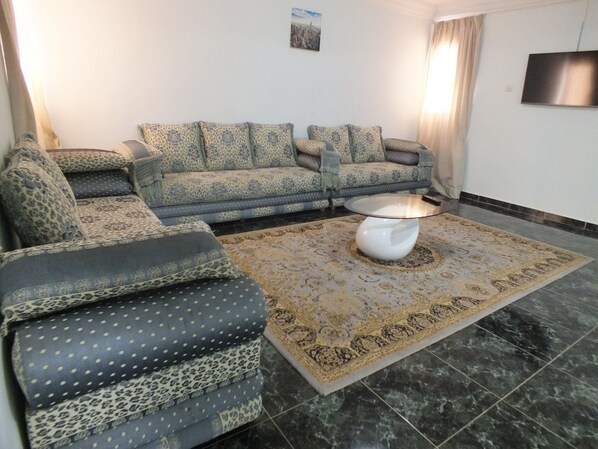 Studio Suite | Living area | 32-inch flat-screen TV with satellite channels, TV, fireplace - El Medina (Nouadhibou)