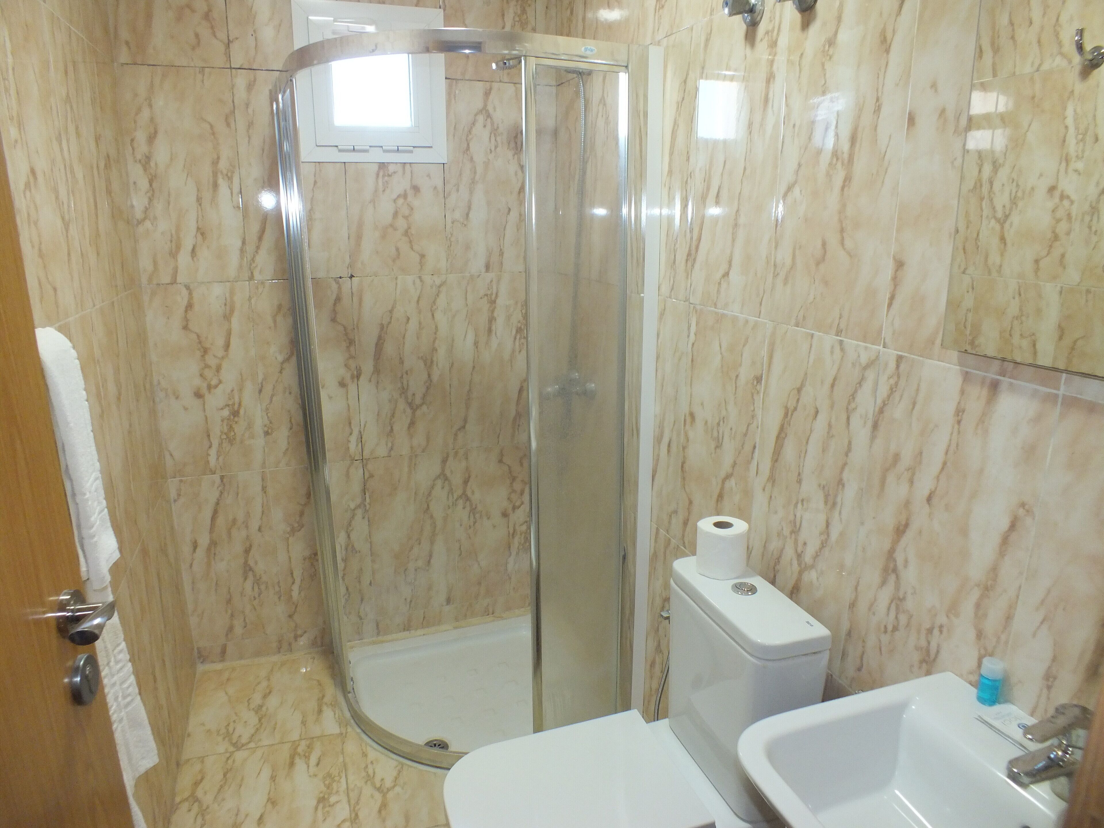 Studio-suite | Badeværelse | Gratis toiletartikler, hårtørrer, hjemmesko, håndklæder