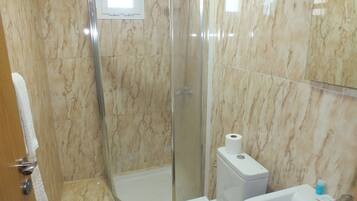 Studio-suite | Badeværelse | Gratis toiletartikler, hårtørrer, hjemmesko, håndklæder