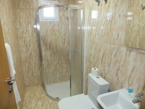 Studio Suite | Bathroom | Free toiletries, hair dryer, slippers, towels