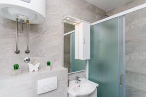 Room | Bathroom | Shower, towels - Bovolini's Place (Dubrovnik)