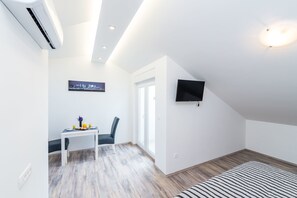 Comfort studio, balkon | Dineren op de kamer