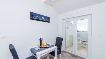 Studio Confort, balcon | Restauration dans la chambre