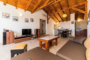 Apartamento (Two bedroom apartment) | Sala de estar | TV de tela plana