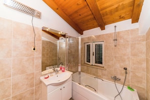 Apartment (Two bedroom apartment) | Badezimmer | Kostenlose Toilettenartikel, Haartrockner, Handtücher, Seife