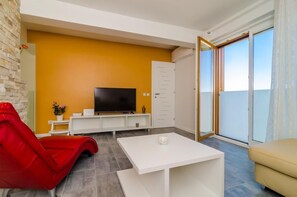 Appartement (2 bed apt,balcony,sea view) | Salle de séjour