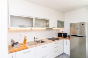 Apartment (2 bed apt,balcony,sea view) | Eigene Küche | Kühlschrank, Mikrowelle, Ofen, Herdplatte