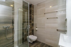 Apartment (2 bed apt,balcony,sea view) | Bathroom | Shower, hair dryer, towels