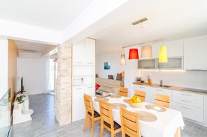 아파트 (2 bed apt,balcony,sea view) | 거실 | LCD TV