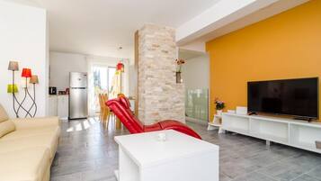 Appartement (2 bed apt,balcony,sea view) | Salle de séjour
