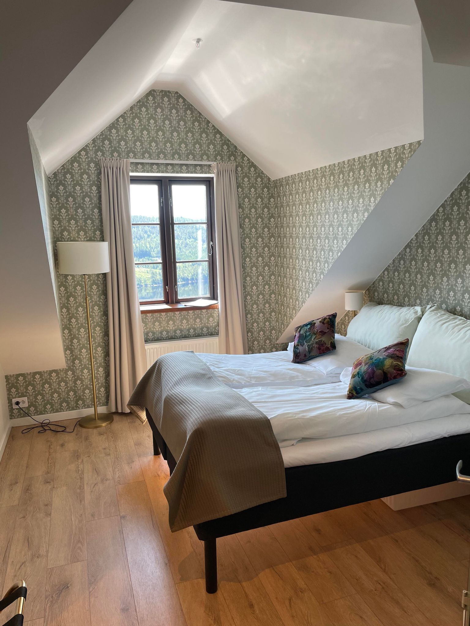 standard double or twin room, hill view | free wifi, bed sheets