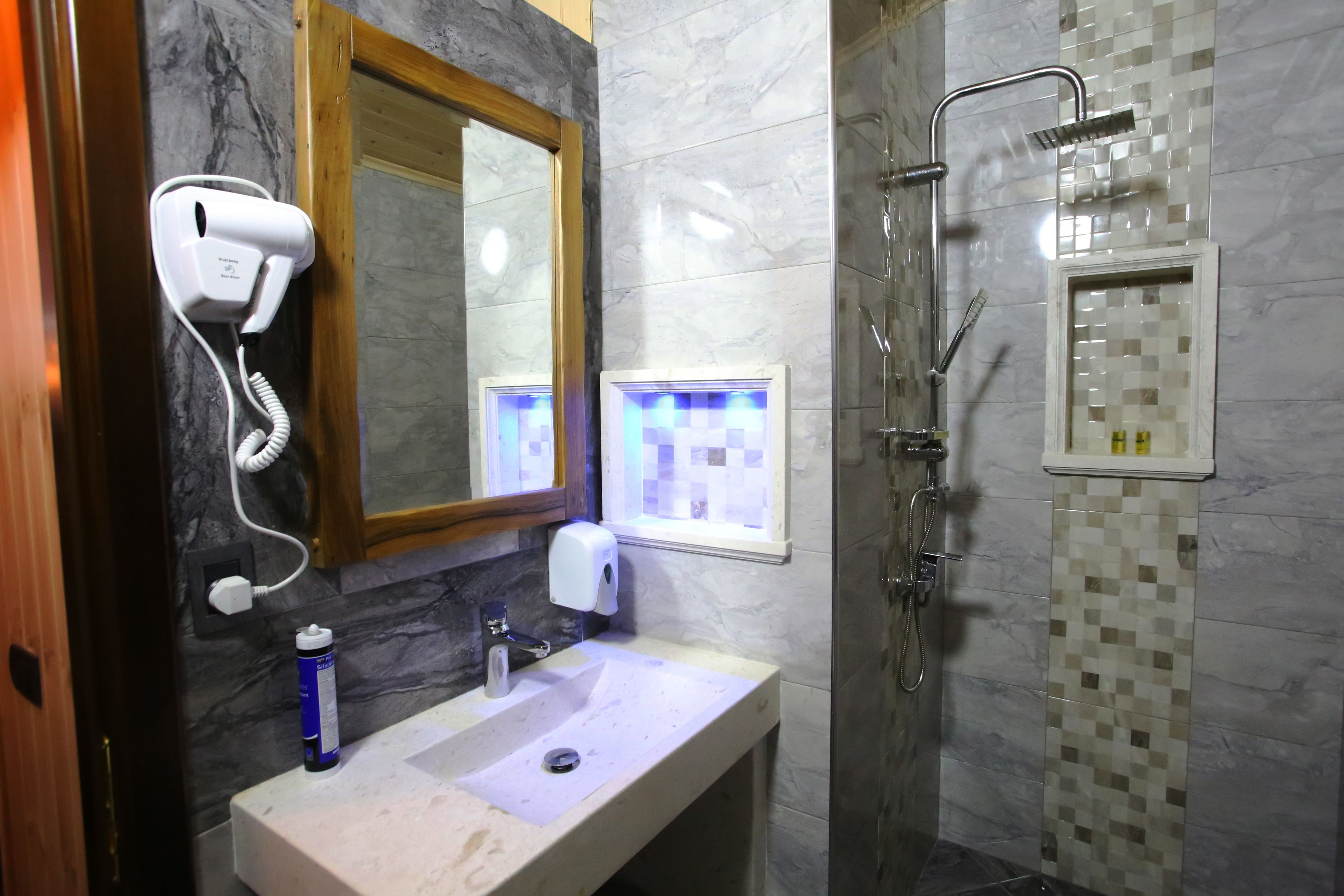 deluxe twin room | bathroom | shower, free toiletries, hair dryer, slippers