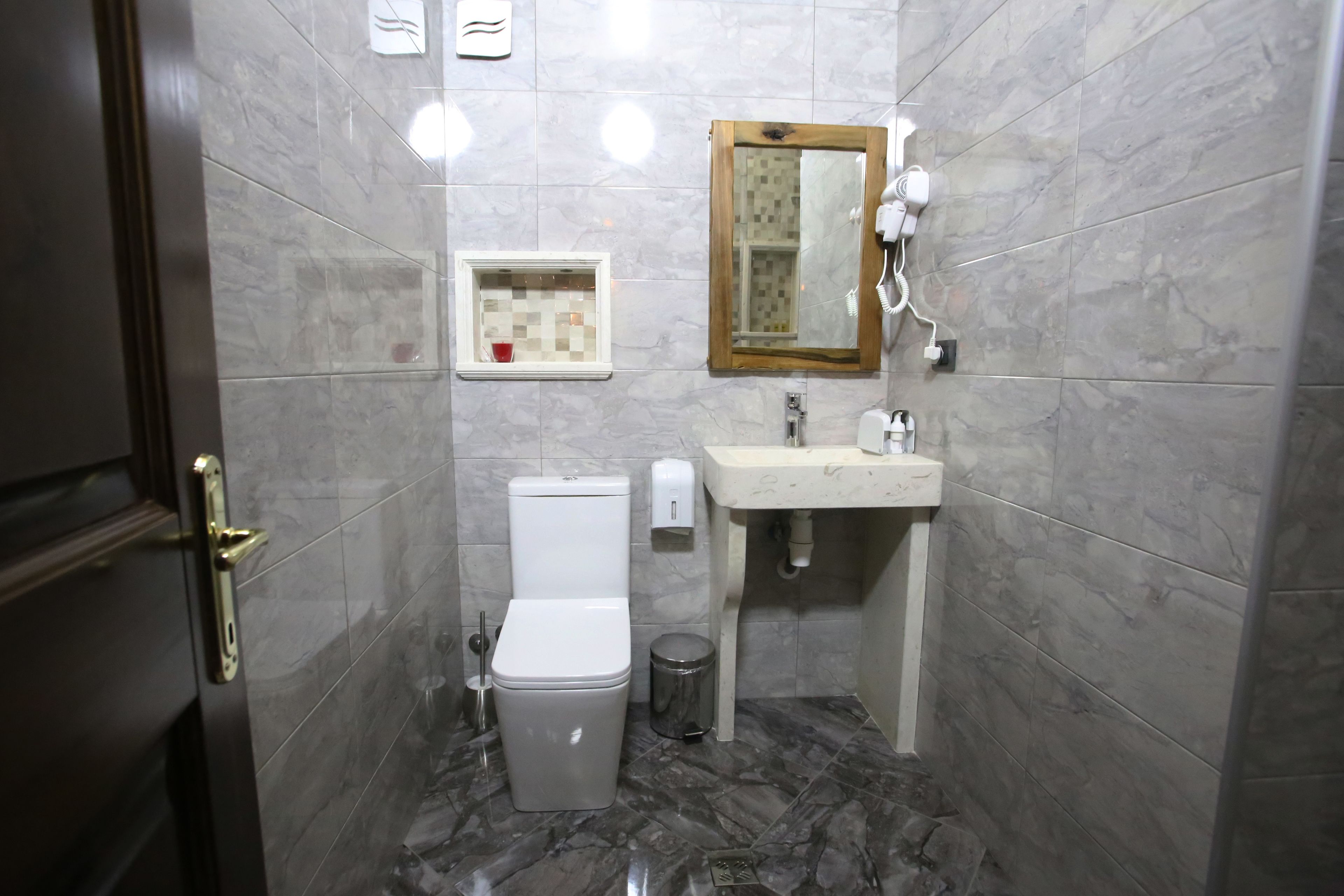 deluxe twin room, city view | bathroom | shower, free toiletries, hair dryer, slippers