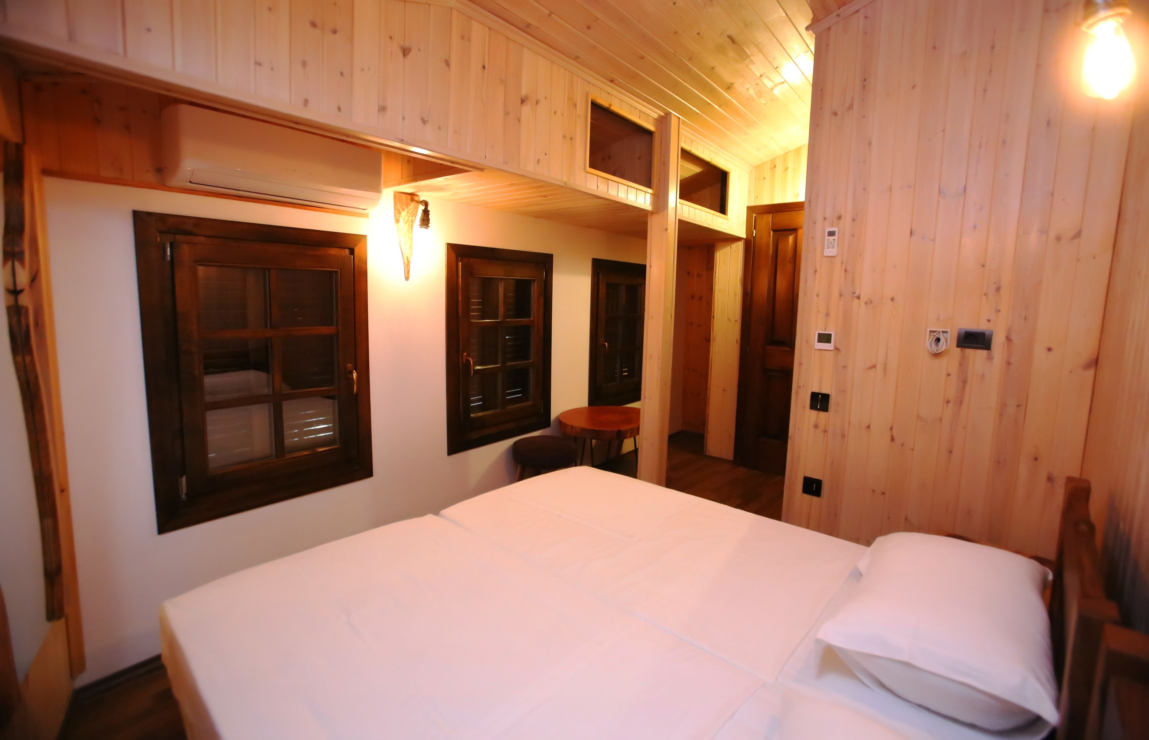 deluxe twin room, city view | minibar, in-room safe, desk, free wifi