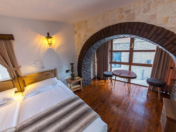 コンフォート トリプルルーム | ミニバー、セーフティボックス (室内)、デスク、WiFi (無料)