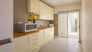 Appartement (1 Bedroom) | Privékeuken | Een koelkast/vriezer, een magnetron, een oven, een kookplaat
