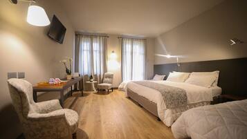 Superior Double or Twin Room, Pool View | Dihias secara berasingan, dilengkapkan perabot secara berasingan, meja