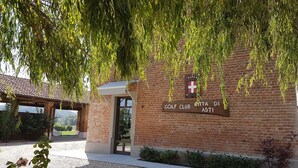 Un bâtiment en briques sur lequel on peut lire l’inscription « GOLF CLUB » et qui est surmonté d’un symbole en forme de croix.