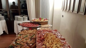 Un buffet proposant une variété de plats, notamment des viandes, des fromages et des légumes.