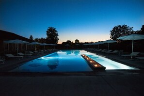 Piscine extérieure (ouverte en saison), chaises longues
