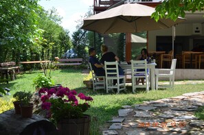 Breakfast, lunch and dinner served - Beyaz Ev Butik Otel Masukiye (Kartepe)