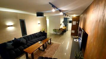 Leilighet – design, flere senger | Oppholdsområde | En 42-tommers Flatskjerm-TV med kabel-kanaler samt TV